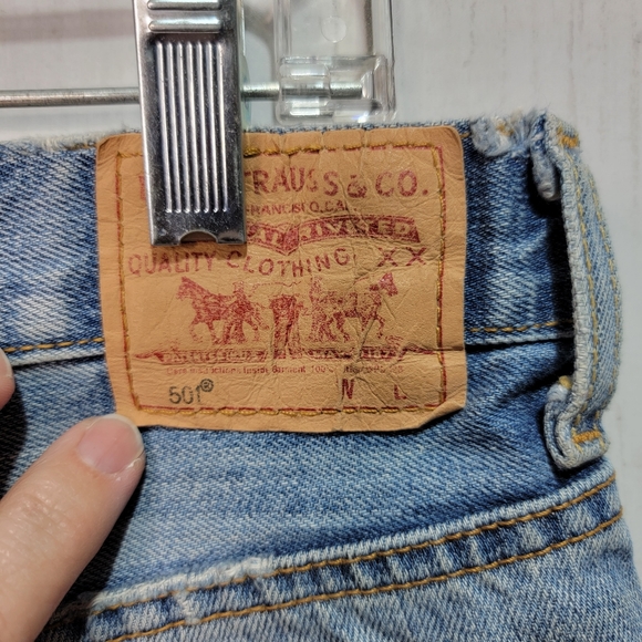 Levi's Women's 501 Button Fly Blue Denim Jean Shorts Size 30 Raw Hem Mid-Rise. - Picture 6 of 8